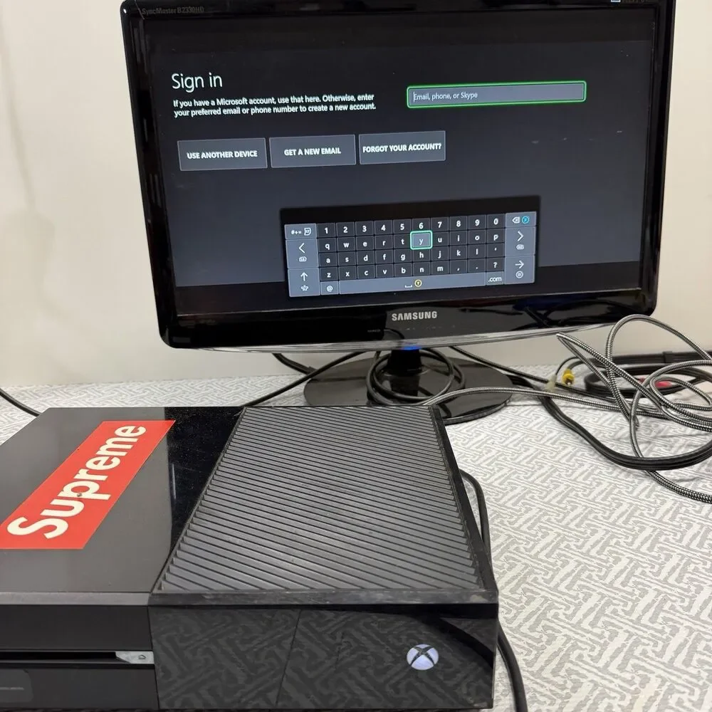 Xbox One Model 1540 Black Console Only WON'T READ DISCS Powers On- Parts/Repairs